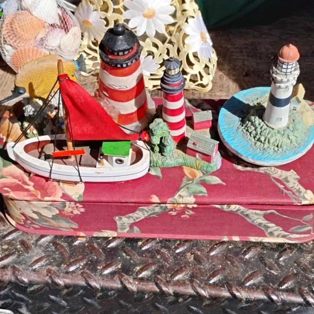 Party Seashell & Lighthouse Coastal Decor Set - Cream & Red